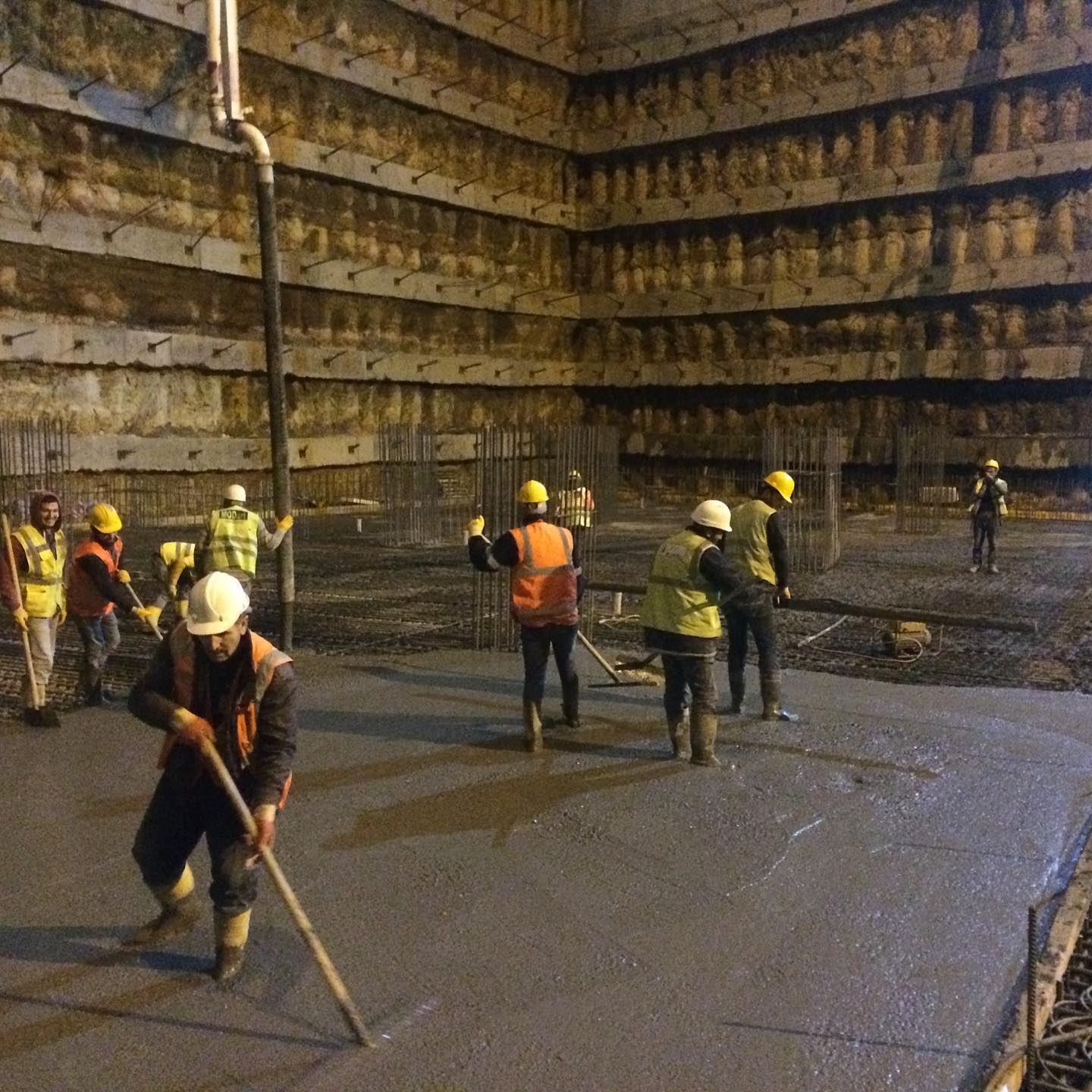 Beton dökümü ve saha ekibi — Saha ve uygulama