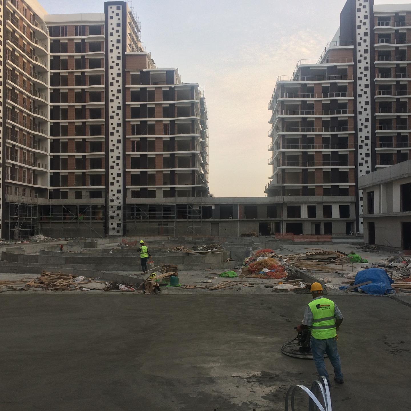 Açık alanda zemin yüzey uygulaması — Saha ve uygulama